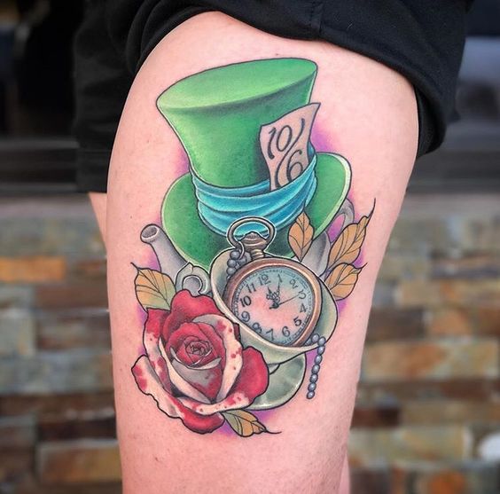 Tatouage Chapeau Du Chapelier, Tasse Et Montre Sur La Cuisse