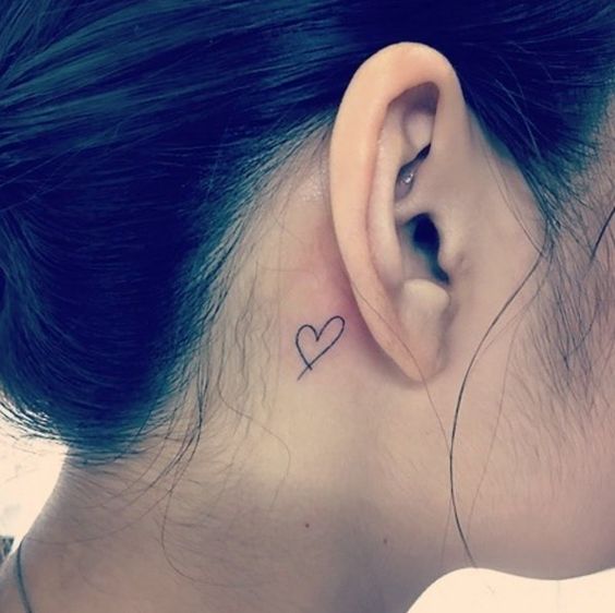 Tatouage Coeur Noir Discret Derrière L'oreille