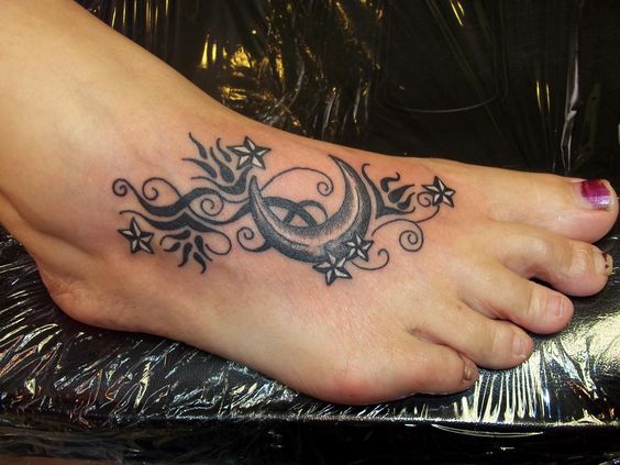 Tatouage étoiles Et Lune à L'encre Noire Et Blanche Sur Le Pied
