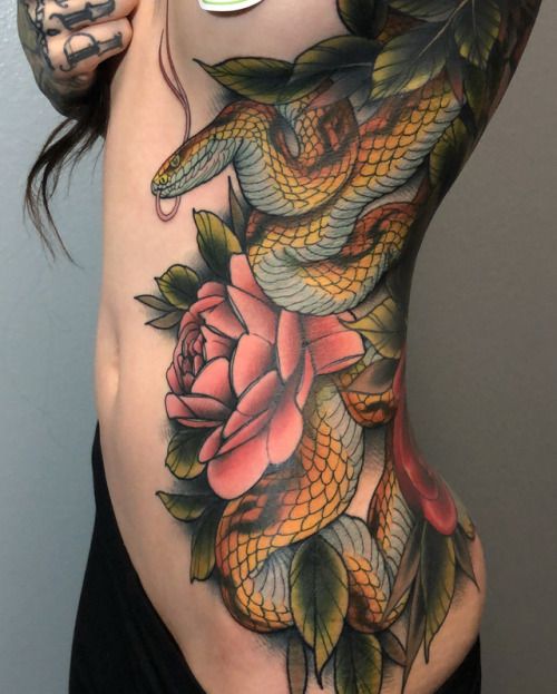 Tatouage Serpent Multicolore Et Fleur Rouge Sur Les Côtes