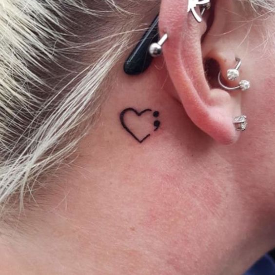 Tatouage Coeur Discret Et Point Virgule Derrière L'oreille