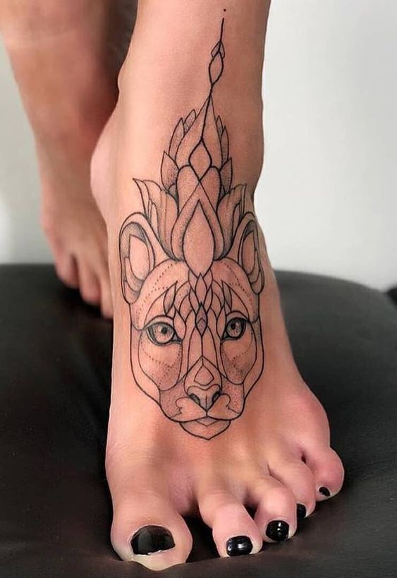 Tatouage Pied Avec Lionne Et Lotus Graphiques