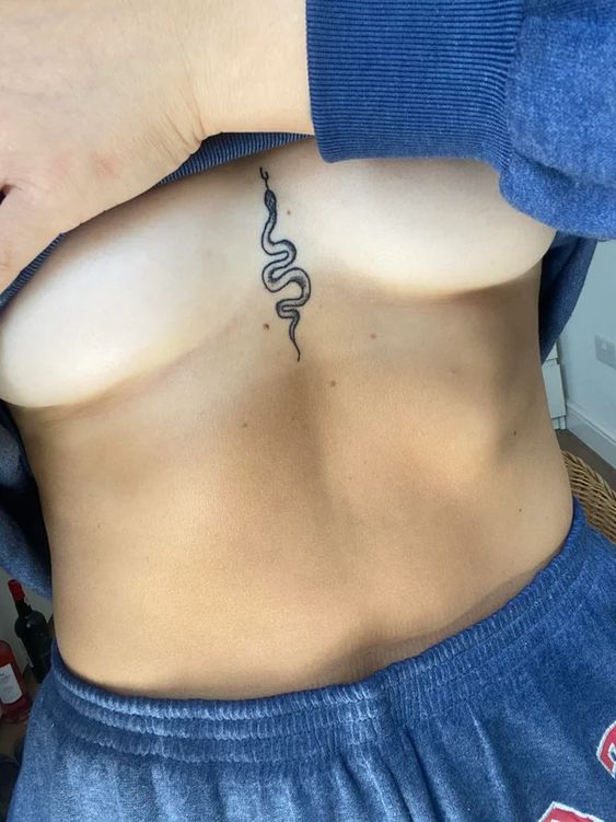 Tatouage Serpent Discret Entre Les Seins