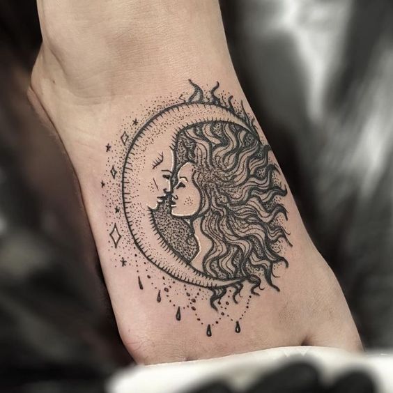 Tatouage Soleil, Lune Et étoiles Sur Le Pied