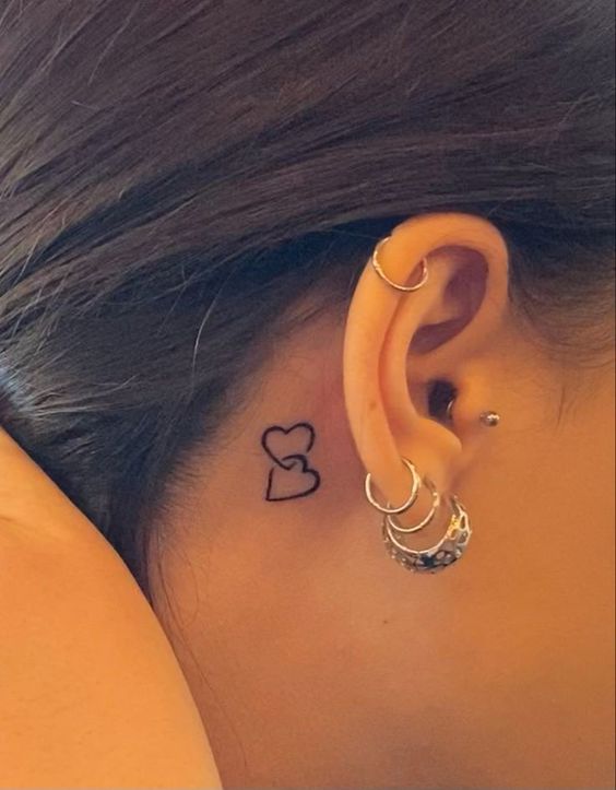 Tatouage Deux Coeurs Discrets Derrière L'oreille