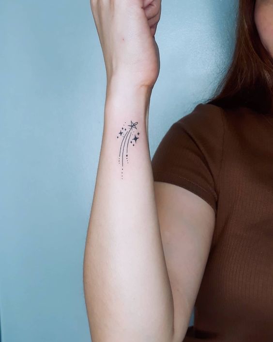 Tatouage étoiles Filantes Discrètes Sur Le Poignet