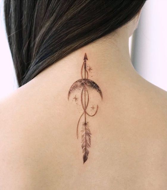Tatouage Lune Et Flèche Sur La Nuque