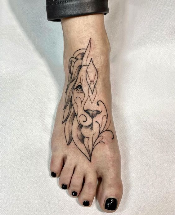 Tatouage Pied Avec Lion Ornemental