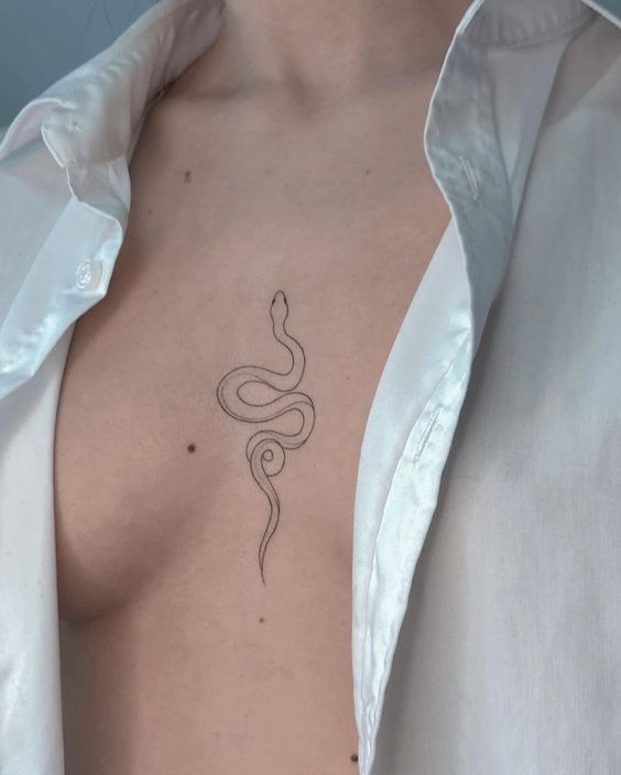 Tatouage Serpent Minimaliste Entre Les Seins