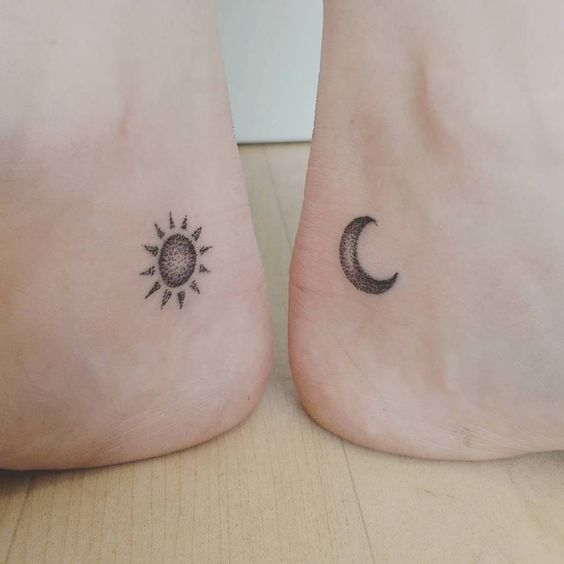 Tatouage Soleil Et Lune Discret En Dotwork Sur Le Pied