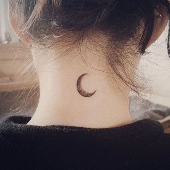 Tatouage Croissant De Lune Sur La Nuque