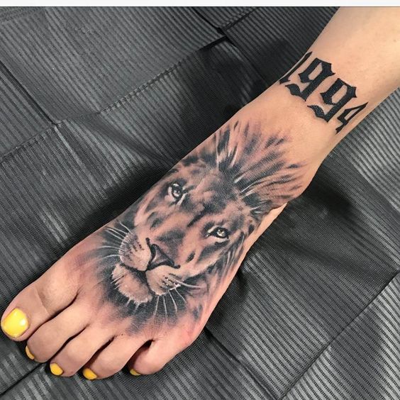 Tatouage Pied Avec Lion Et Date
