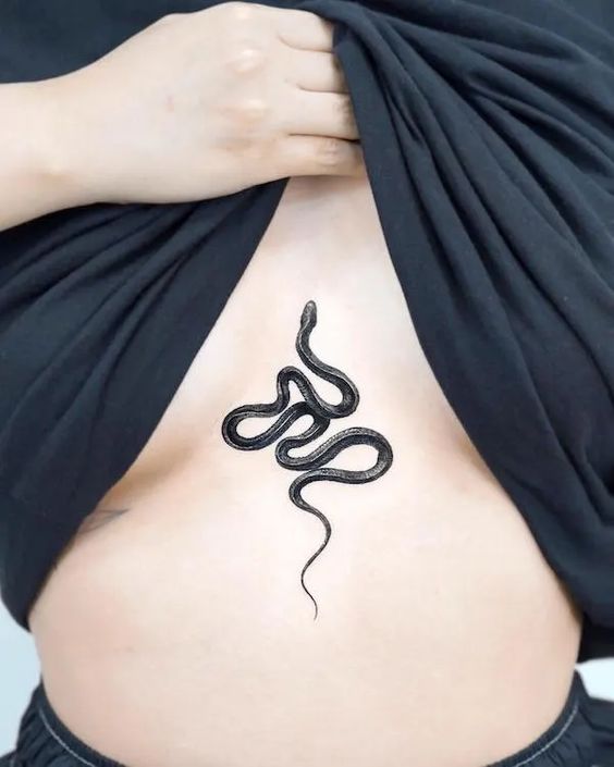 Tatouage Serpent Noir Entre Les Seins