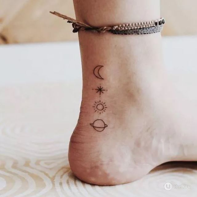 Tatouage Soleil Et Astres Minimalistes Sur Le Pied