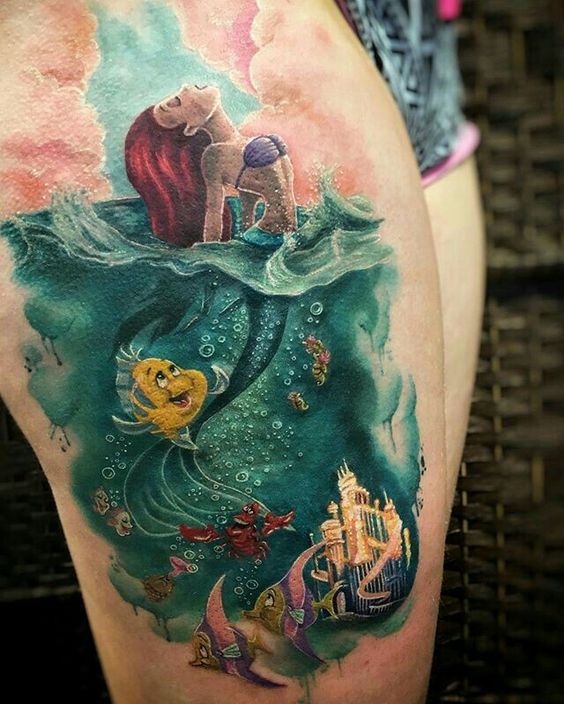 Tatouage Ariel Et Polochon Sur La Cuisse