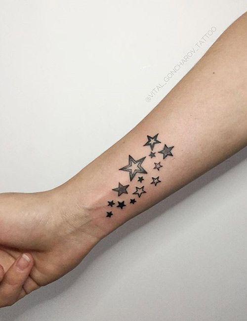 Tatouage étoiles En Noir Et Gris Sur Le Poignet