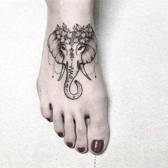 Tatouage Pied Avec éléphant Et Fleurs