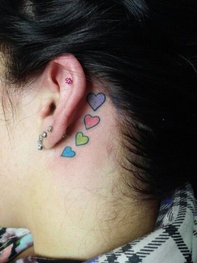 Tatouage Quatre Coeurs Colorés Derrière L'oreille