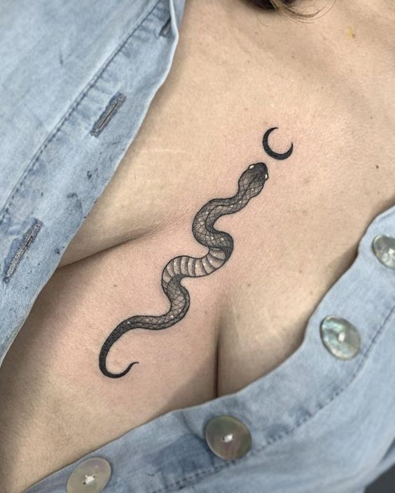 Tatouage Serpent Et Croissant De Lune Noir Entre Les Seins