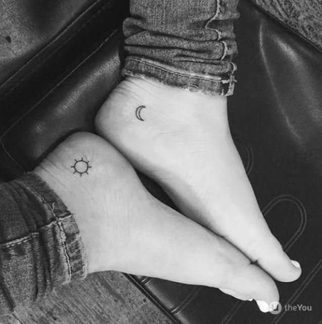 Tatouage Soleil Et Lune Minimalistes Sur Le Pied