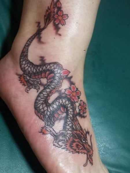 Tatouage Pied Avec Dragon Et Fleurs Colorés