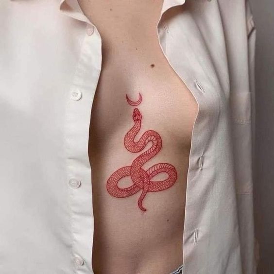 Tatouage Serpent Et Croissant De Lune à L'encre Rouge Entre Les Seins