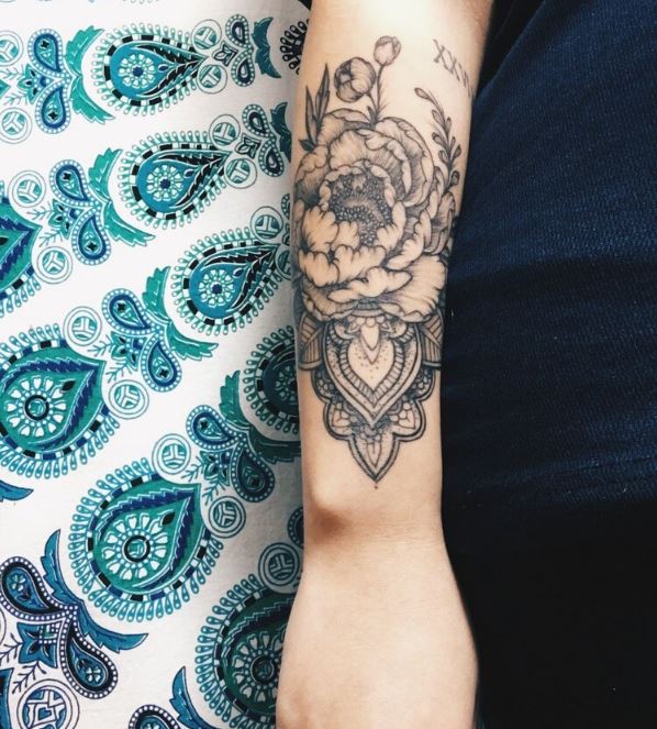 Tatouage Pivoines Et Mandala Sur L'avant Bras