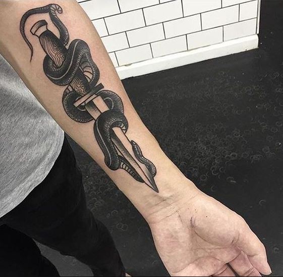 Tatouage Serpent Et Poignard Sur L'avant Bras