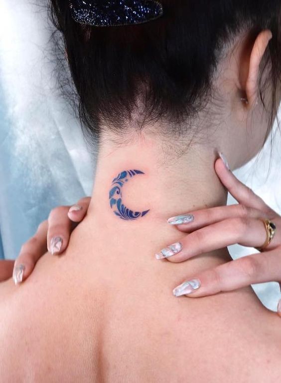 Tatouage Croissant De Lune Bleue Sur La Nuque