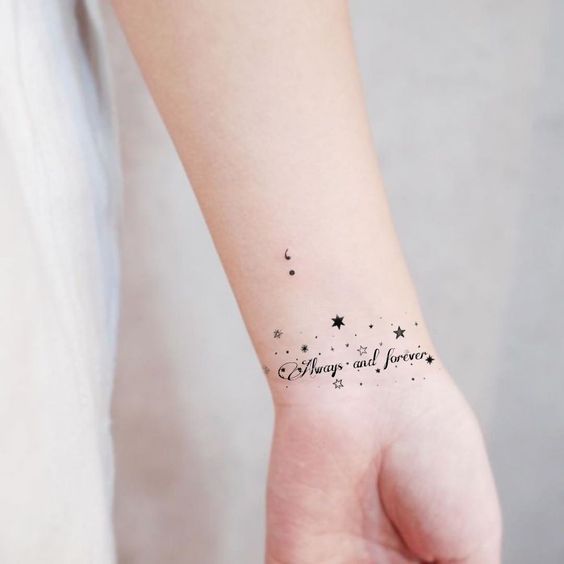 Tatouage étoiles Discrètes Et Mots Anglais Sur Le Poignet
