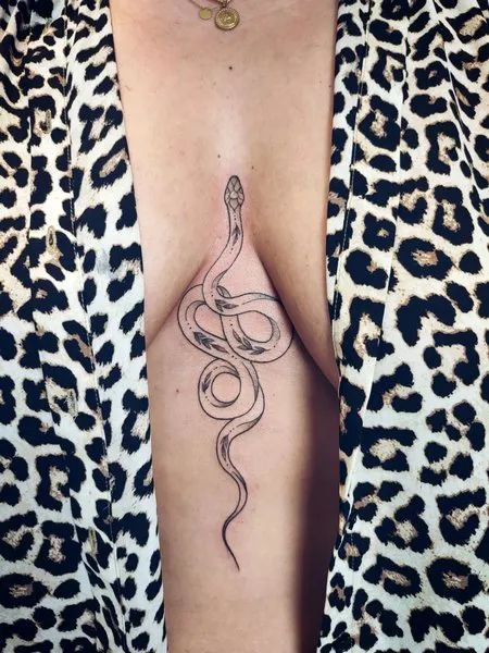 Tatouage Serpent Avec Feuilles Entre Les Seins