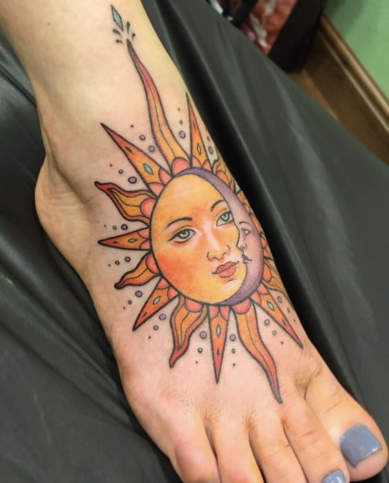 Tatouage Soleil Jaune Et Lune Violette Sur Le Pied
