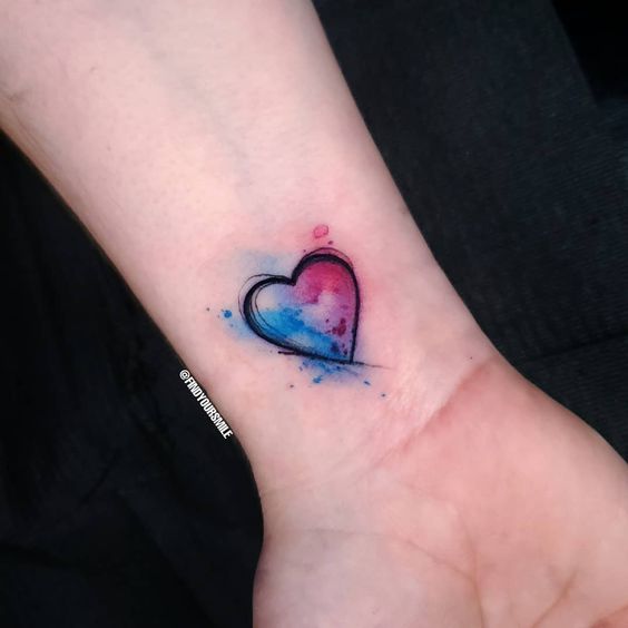 Tatouage Coeur Avec Couleur Aquarelle Sur L'avant Bras