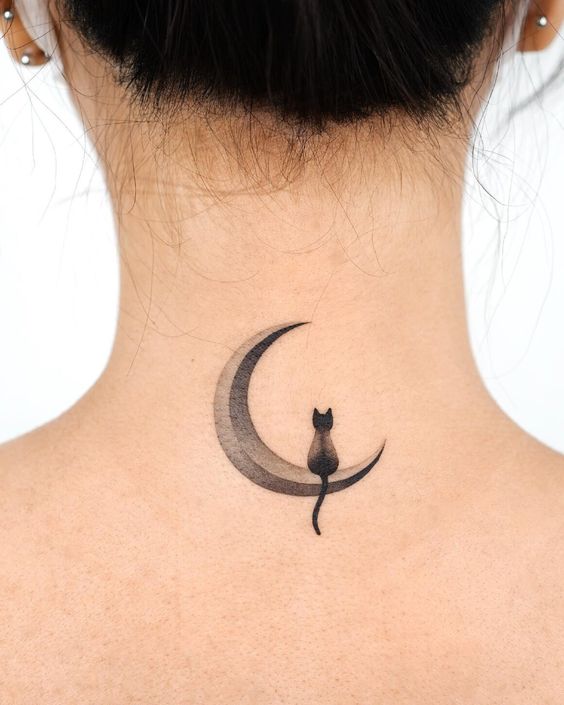 Tatouage Croissant De Lune Et Chat Sur La Nuque