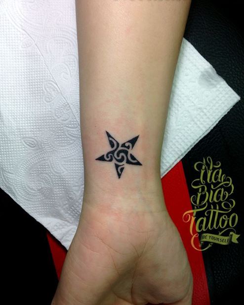 Tatouage étoiles Tribale Sur Le Poignet
