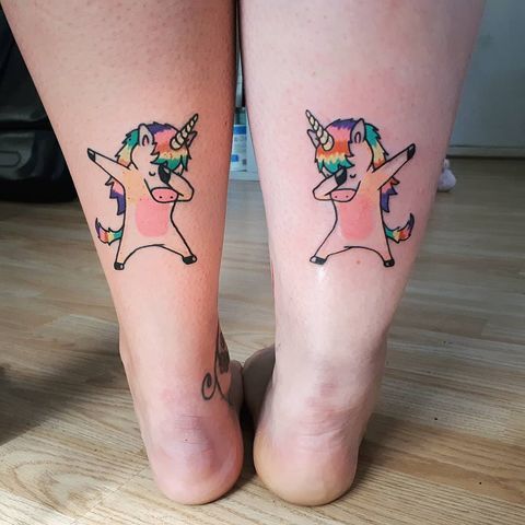 Tatouage Licorne Coloré Sur La Jambe