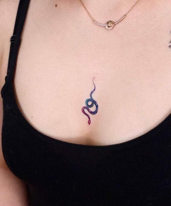 Tatouage Serpent Multicolore Discret Entre Les Seins