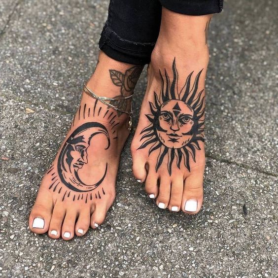 Tatouage Soleil Et Lune à L'encre Noir Sur Le Pied