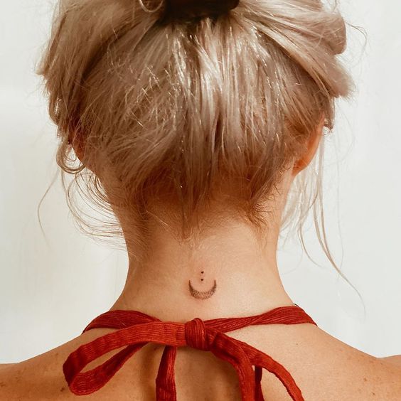 Tatouage Croissant De Lune Dotwork Discret Sur La Nuque