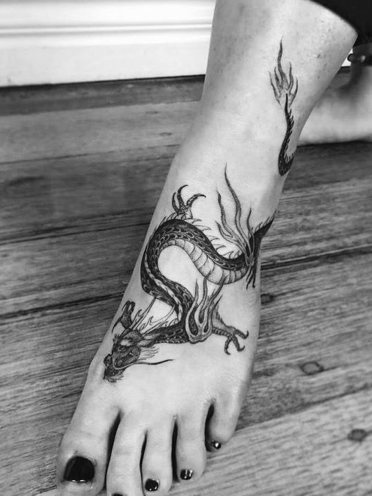 Tatouage Pied Avec Dragon Chinois En Noir