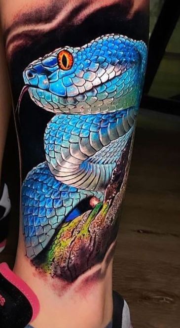Tatouage Vipère Réaliste Bleu Sur La Jambe