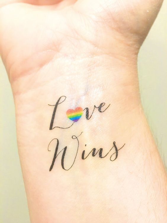 Tatouage Coeur Multicolore Et Phrase Sur L'avant Bras