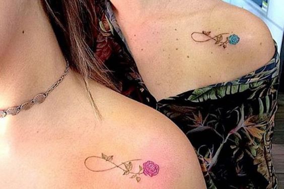 Tatouage Fleurs Infinies Sur L'épaule