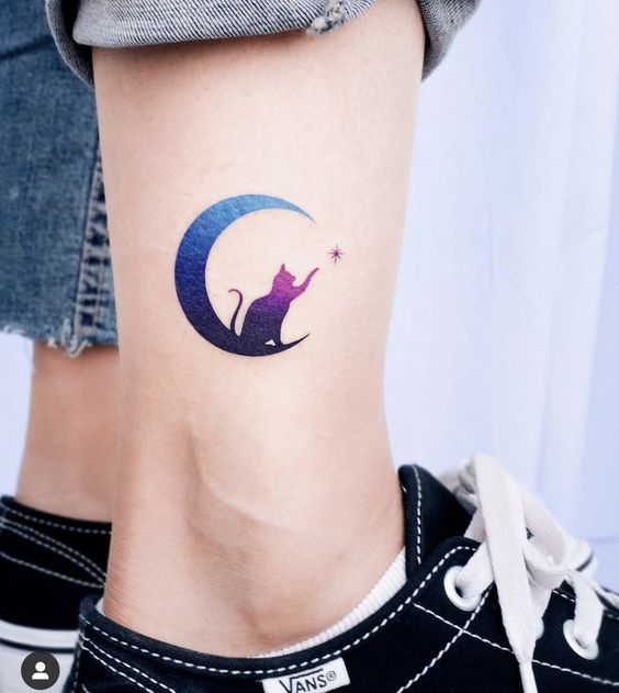 Tatouage Lune Et Chat Coloré Sur La Jambe