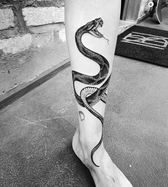 Tatouage Serpent Réaliste Sur La Jambe