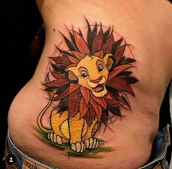 Tatouage Simba Sur Les Côtes