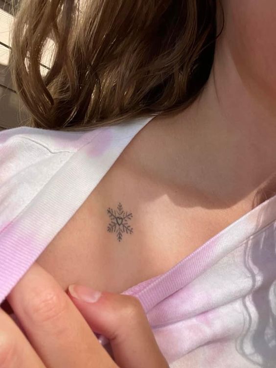 Tatouage étoile De Neige Et Coeur Discret Sur La Clavicule