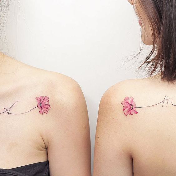 Tatouage Fleur Rose Sur L'épaule