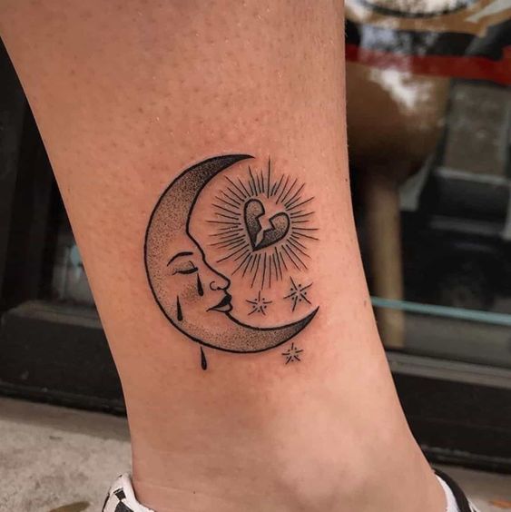 Tatouage Lune Et Coeur Brisé Sur La Jambe
