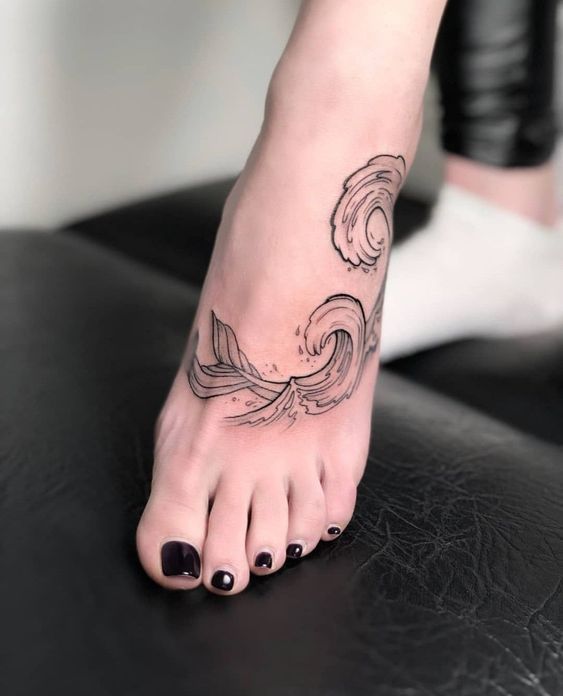 Tatouage Pied Avec Queue De Baleine Et Vague & Vagues